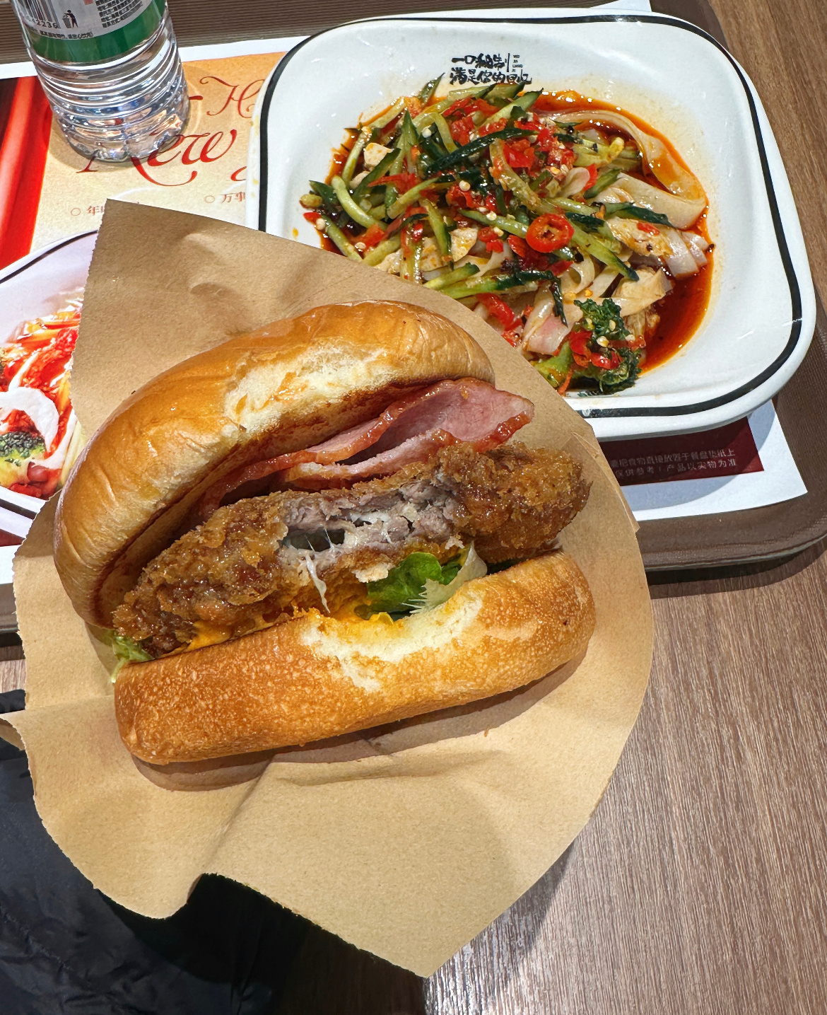 魏家凉皮汉堡你别说看起来很好吃啊，但是看了下家附近没有店，有句话怎么说来着～不会