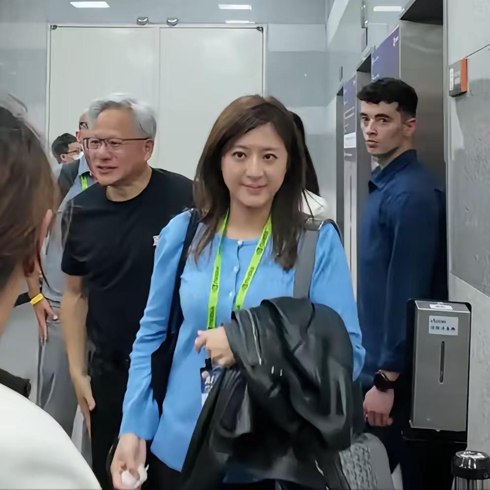 英伟达副总裁可以随便换，
但这个女助理，
黄仁勋舍不得。
为什么？因为那些副总裁