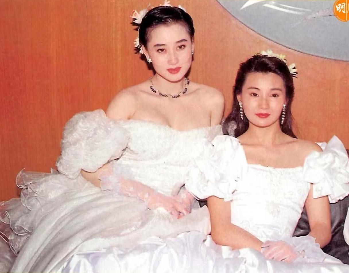 利智和张曼玉早年的婚纱照合影真的非常惊艳，两人美得各有千秋。

不过客观来说，白