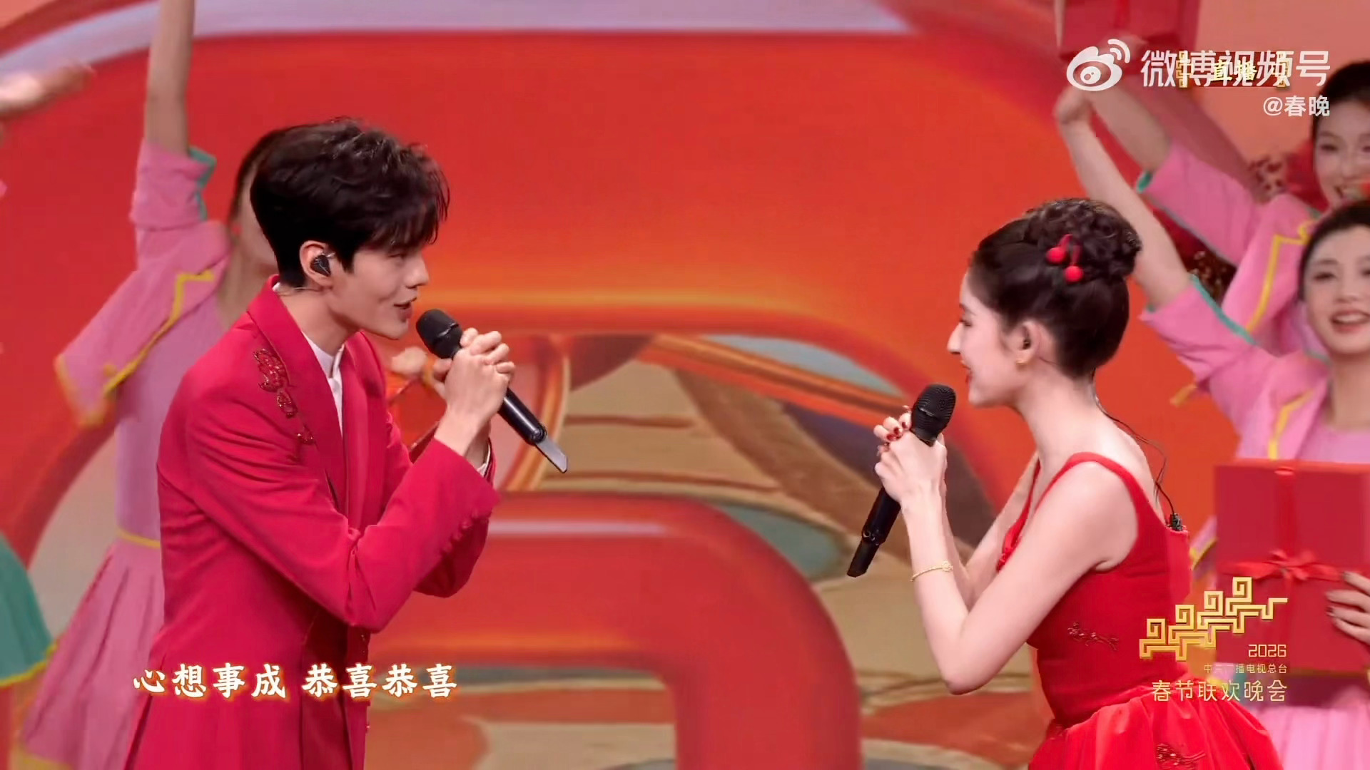 哈哈哈哈老实孩子毕雯珺 默默对着空气恭喜恭喜春晚收视率