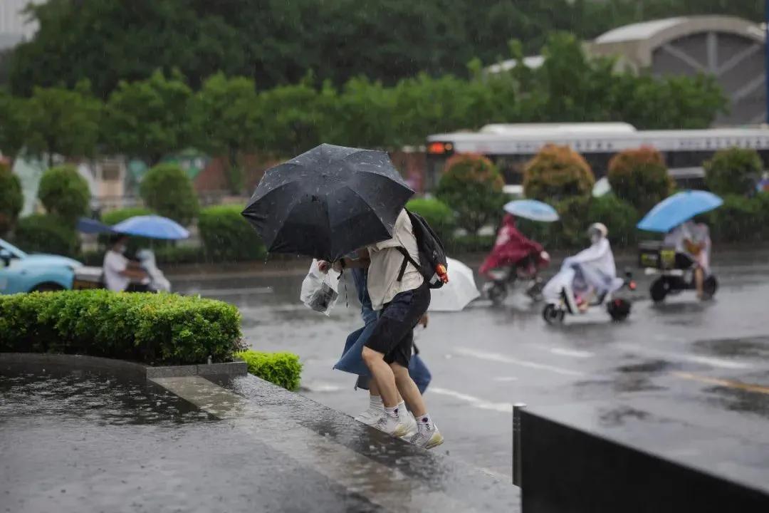 台风“白海豚”残余云系并入西风带前，其携带的庞大水汽给韩国部分地区带来历史极值暴