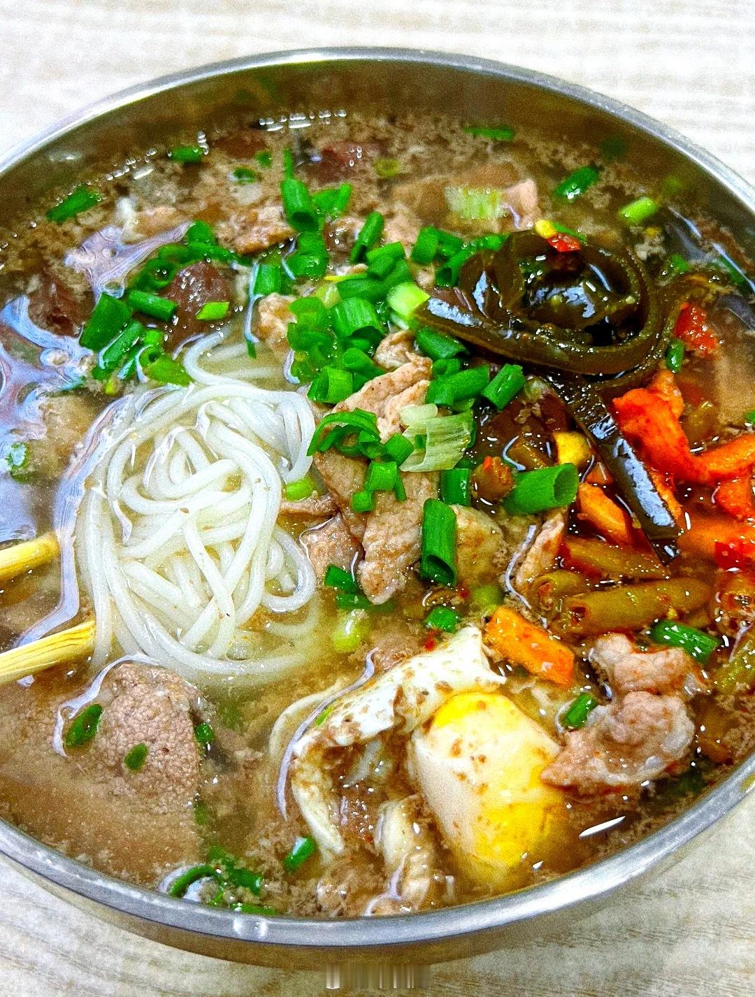 宝宝想吃杀猪粉，昨天早上就要我带他去吃，我因为要赶着上班，没法满足他。因为吃杀猪