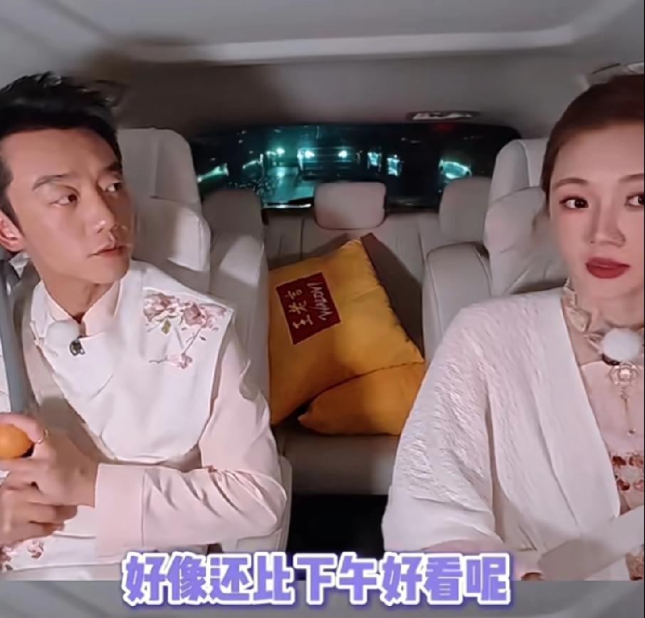 苗苗一个问题，郑恺拐了几个弯才答对

苗苗说自己晚上亲手化的妆比下午的好看，有点