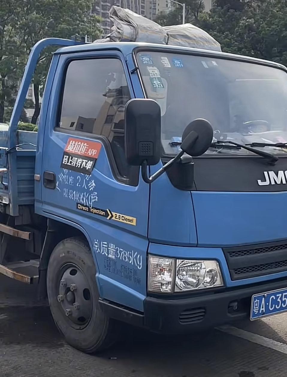 说货拉拉难做，那是你还没自己买车！
朋友买了辆4吨车，专给商家送货，自己装货，另