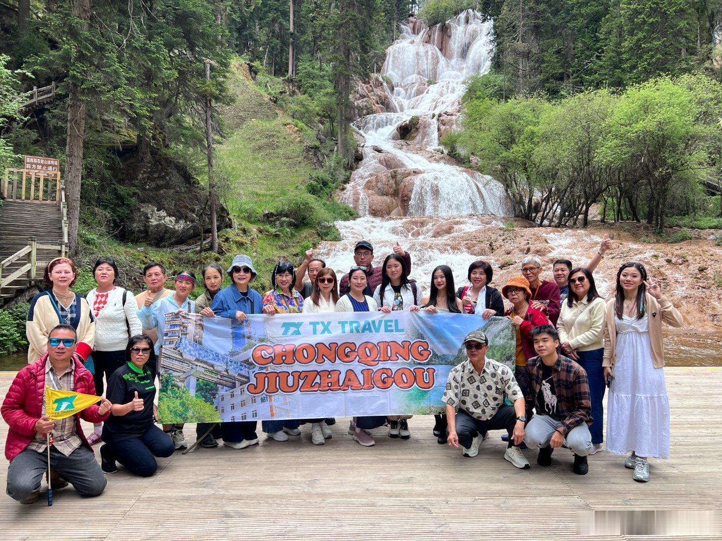 【文旅开放见真章外国游客走进黄龙腹地】 黄龙景区迎来印尼游客 文旅开放不是口号，