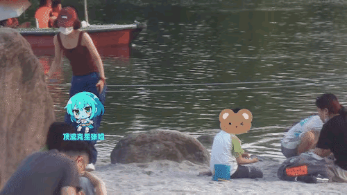 有狗仔偶遇到赵姐陪儿子想想在公园玩沙子，陪孩子，她是认真的。她挽起裤脚和儿子一起