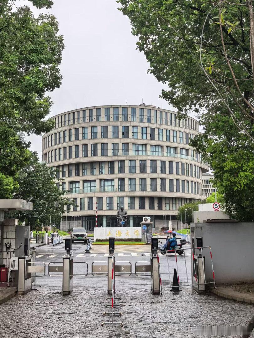 上海大学生开学第一件喜事来到上海读大学，一边感受城市烟火，一边开启崭新课业，满怀