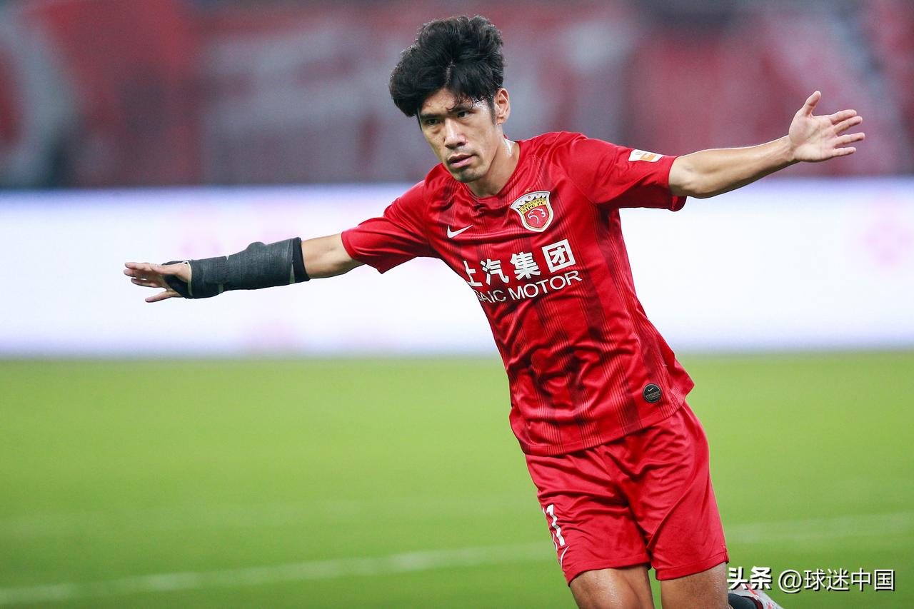 吕文君累计出战512场，贡献118球63助攻，随队获4次中超冠军、1次足协杯冠军