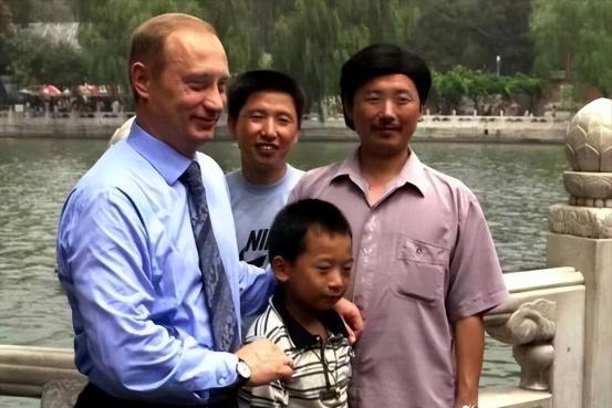 太暖心了！普京抵达北京，红毯还没走完，克里姆林宫突然抛出一则令人意外的重磅消息：