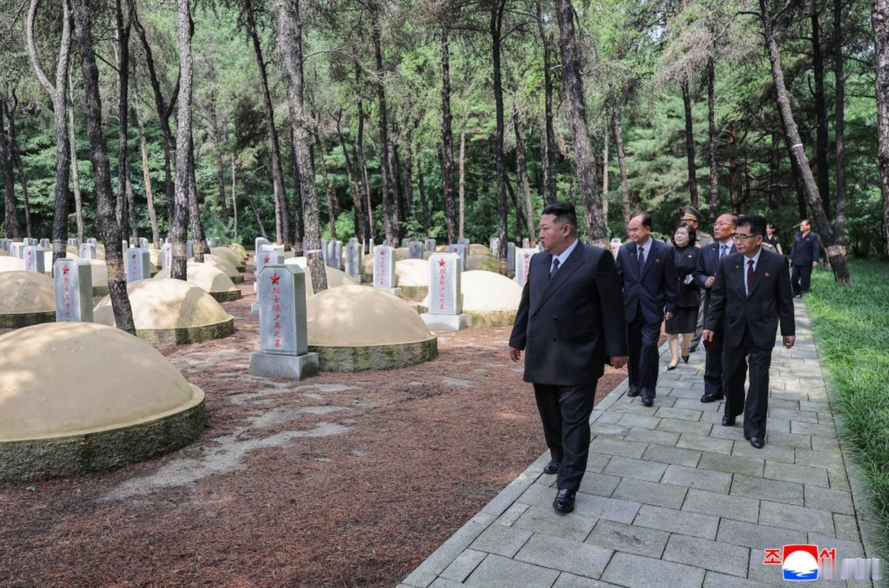 朝鲜金正恩参谒中国志愿军烈士陵园，深刻缅怀献花，引起外界关注。

7月26日，朝