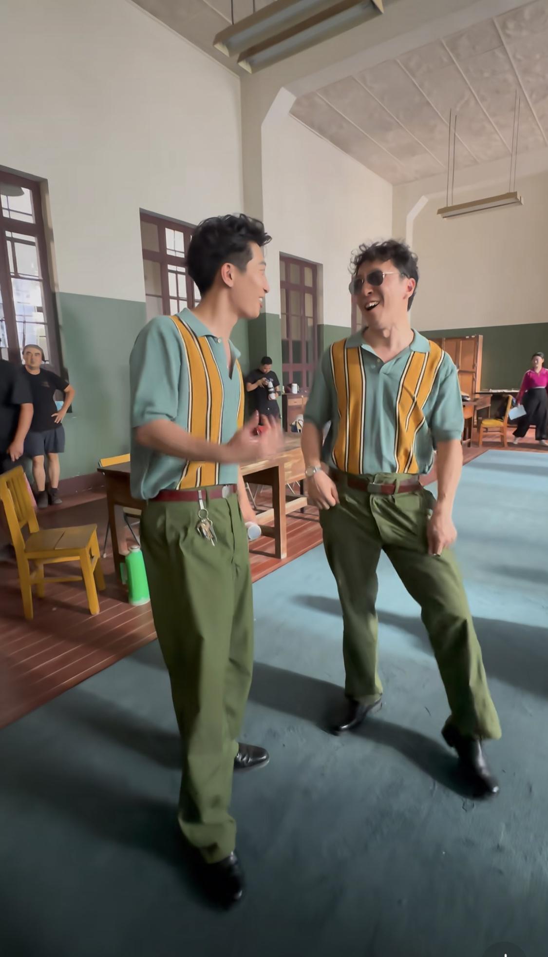 封导那个卡嗓子的老陕味好正，真为难他的基因了……

封导和窦骁在片场互相飙陕西话