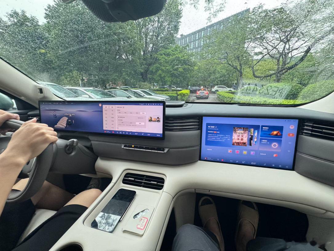 智己LS8这台车的乘坐空间真的应该用夸张来形容我第一次觉得我头顶空间有种摸不到顶
