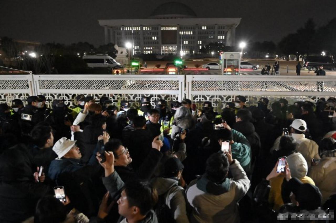 时隔45年，韩国再次宣布戒严！可这场关乎国家安危的闹剧，只用6个多小时就解除了，
