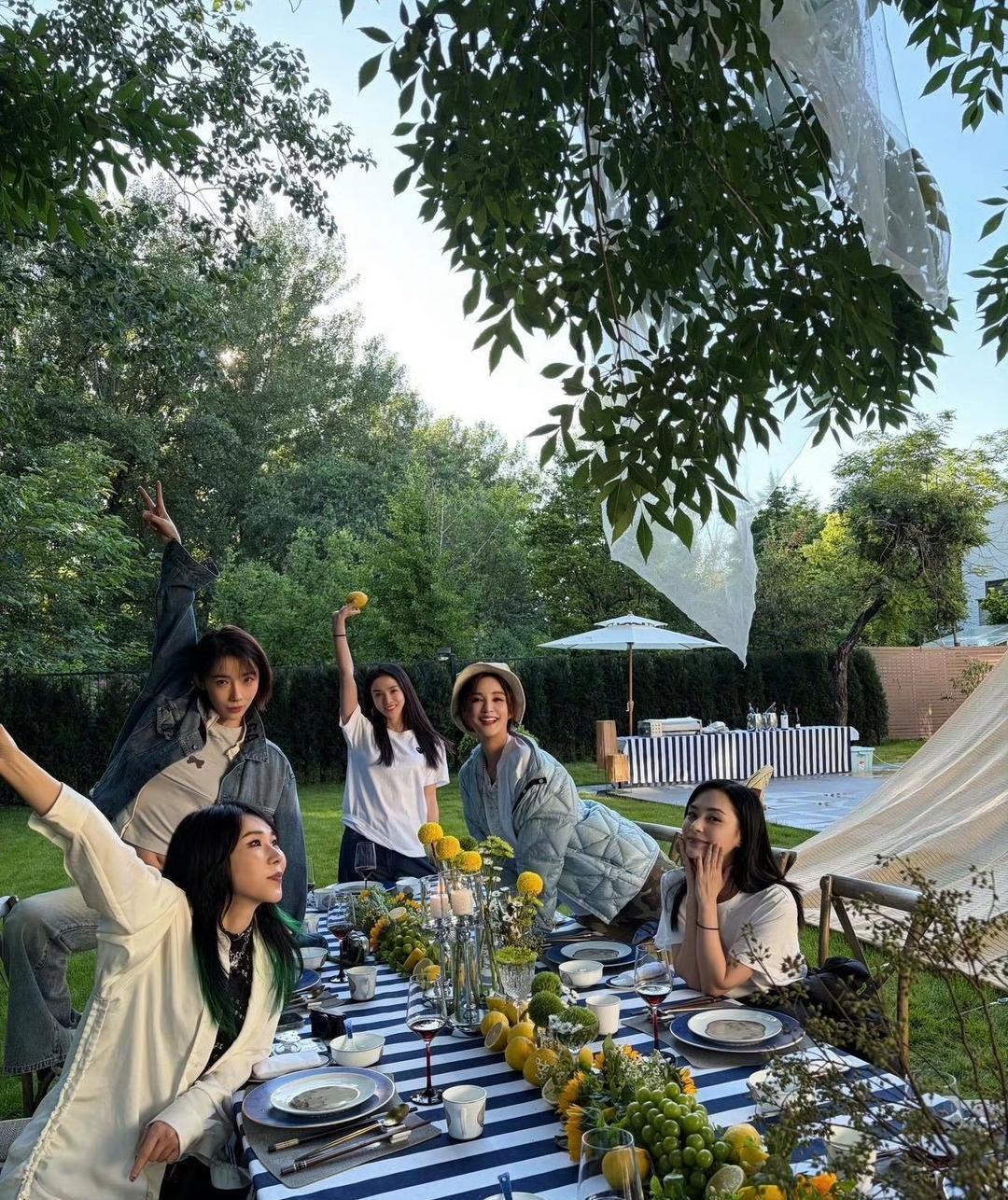 《浪姐》姐姐们的纯真友谊真的很让人羡慕。钟欣潼、赵梦、唐诗逸、张歆艺、刘恋又开始
