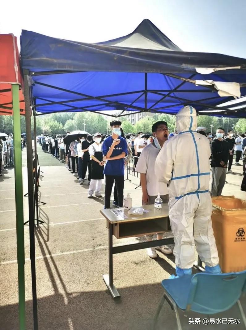 大家都还记得疫情中每隔一段时间就要排队去做核酸吧！
疫情爆发初期，究竟用什么作为
