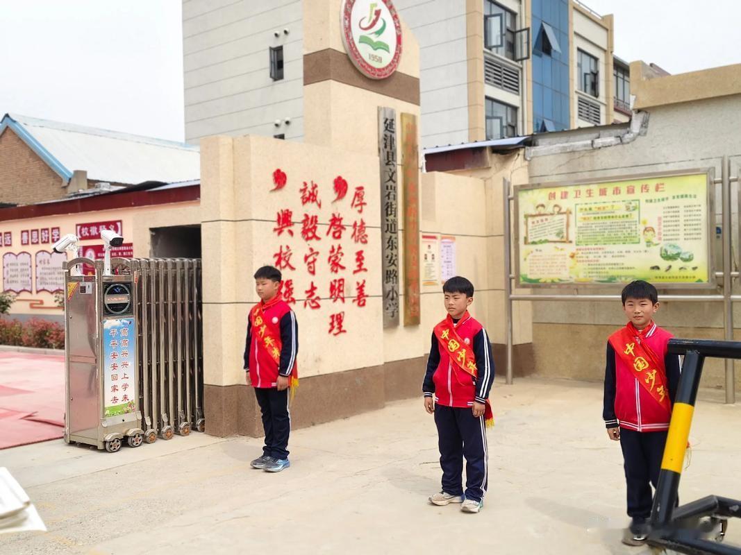 郑州一小学多名小学生站门口执勤给老师敬礼无回应 
今日头条热议：郑州市一小学多名