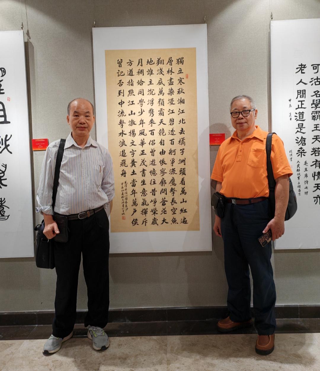 老友、书画家任英强(图左)和我在我的参展作品前合照。
