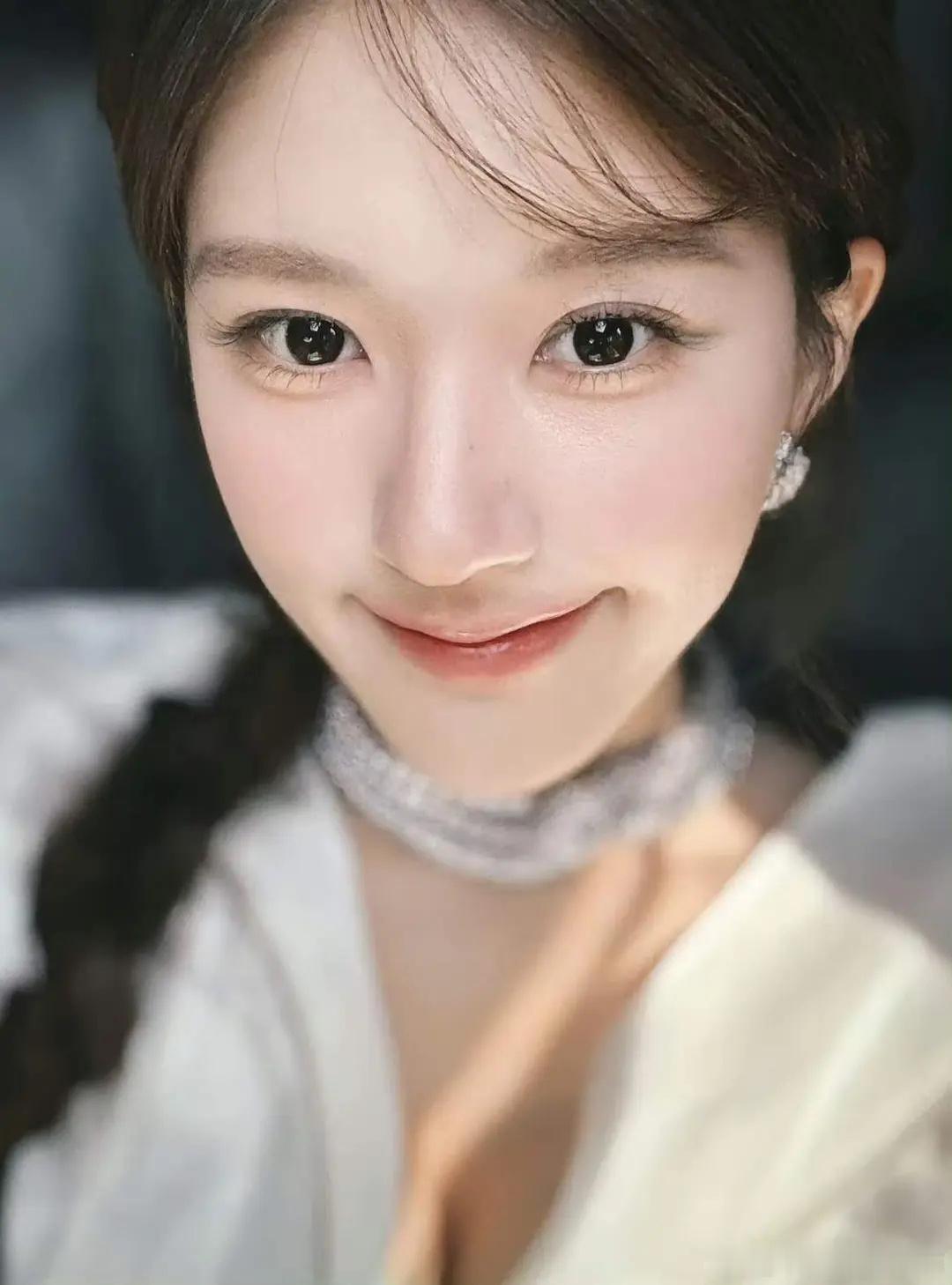 赵露思营业了，这状态看上去恢复的不错，姐早点出来拍戏[来] 