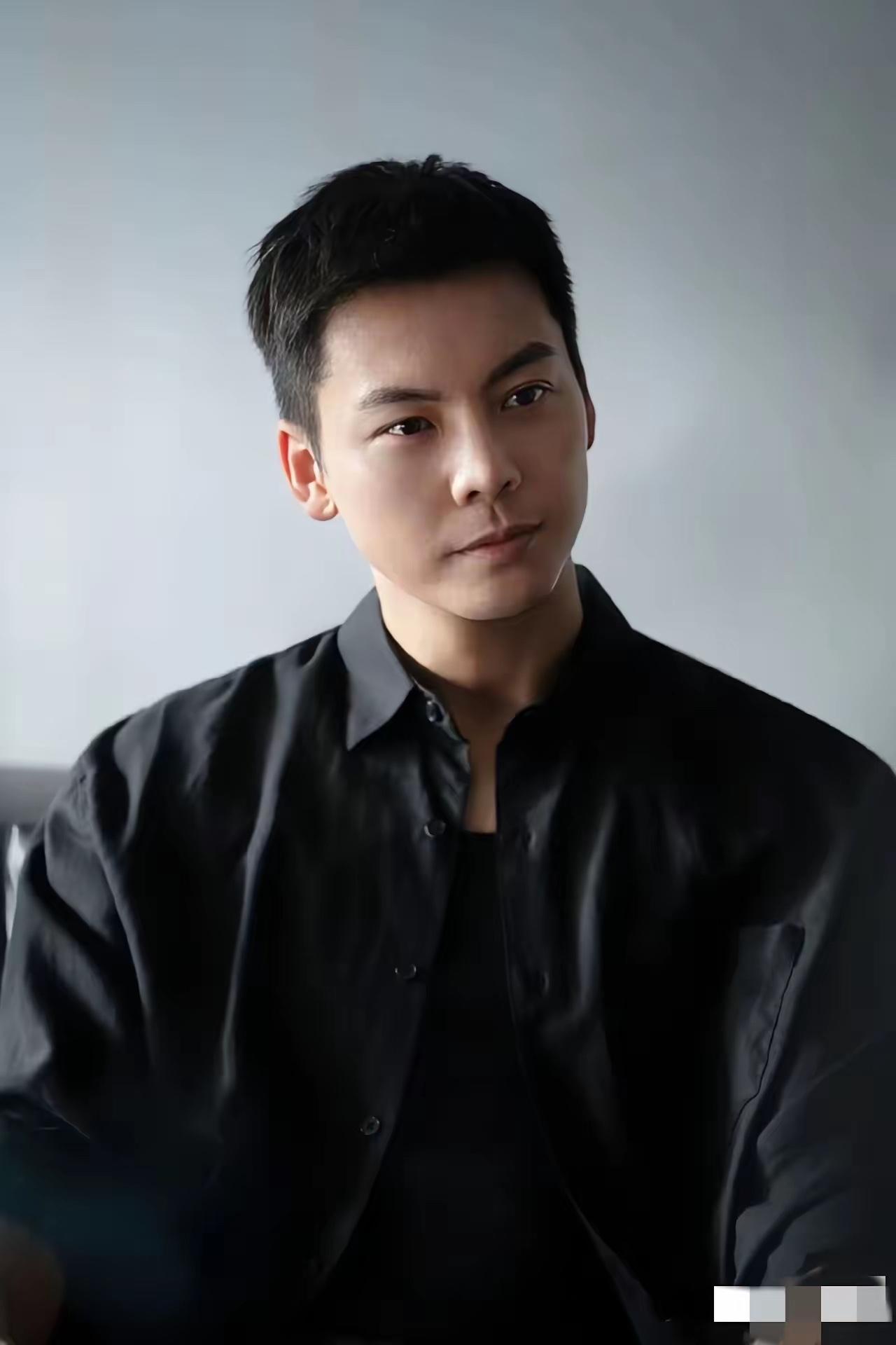 终于理解了为什么英皇的艺人没有一个出来单干的了！
英皇老板杨受成，为陈伟霆儿子准