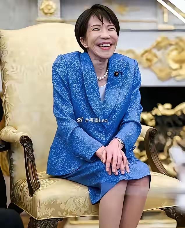 最谄媚的笑！流露出的是真的服帖和特崇拜！这一笑不是百媚生，怎么感觉有屈辱的存在！