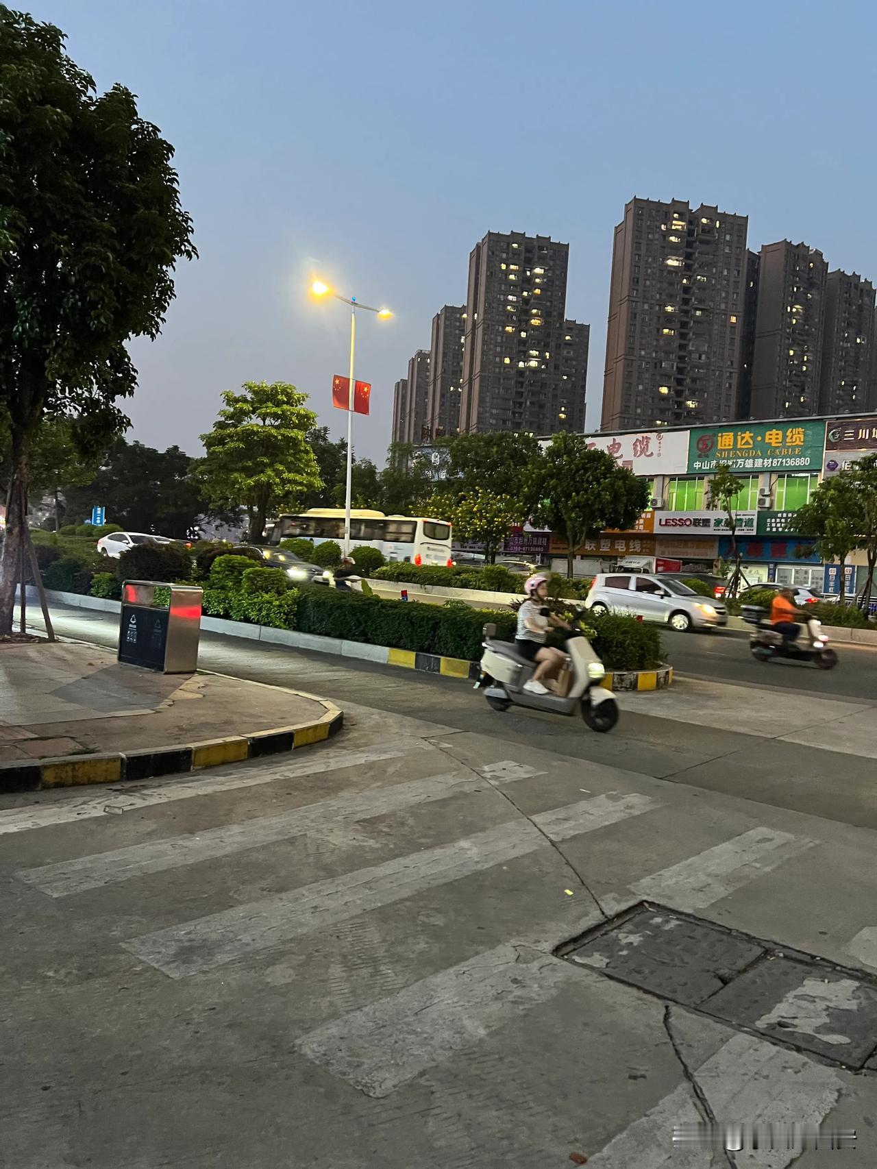 这是傍晚时分的中山市坦洲镇街道上车水马龙

城建水平能超越一部分西北地区的县城，