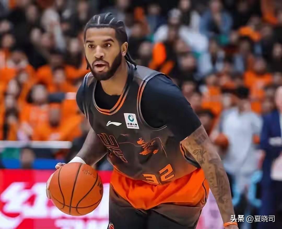 山东男篮外援克里斯手指骨折，将缺席三周比赛。不过，今天他随队前往四川客场，接受队