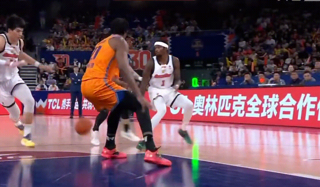 崩了彻底崩了，广东队三节落后20多分了怀特塞德这点还是没办法解决啊，白边一个人就