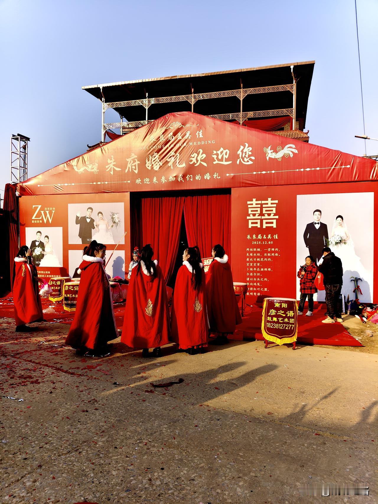 今天上班路上可太热闹了！刚拐进村道，就瞅见两边挂得满是红灯笼、小彩旗，连路灯杆都