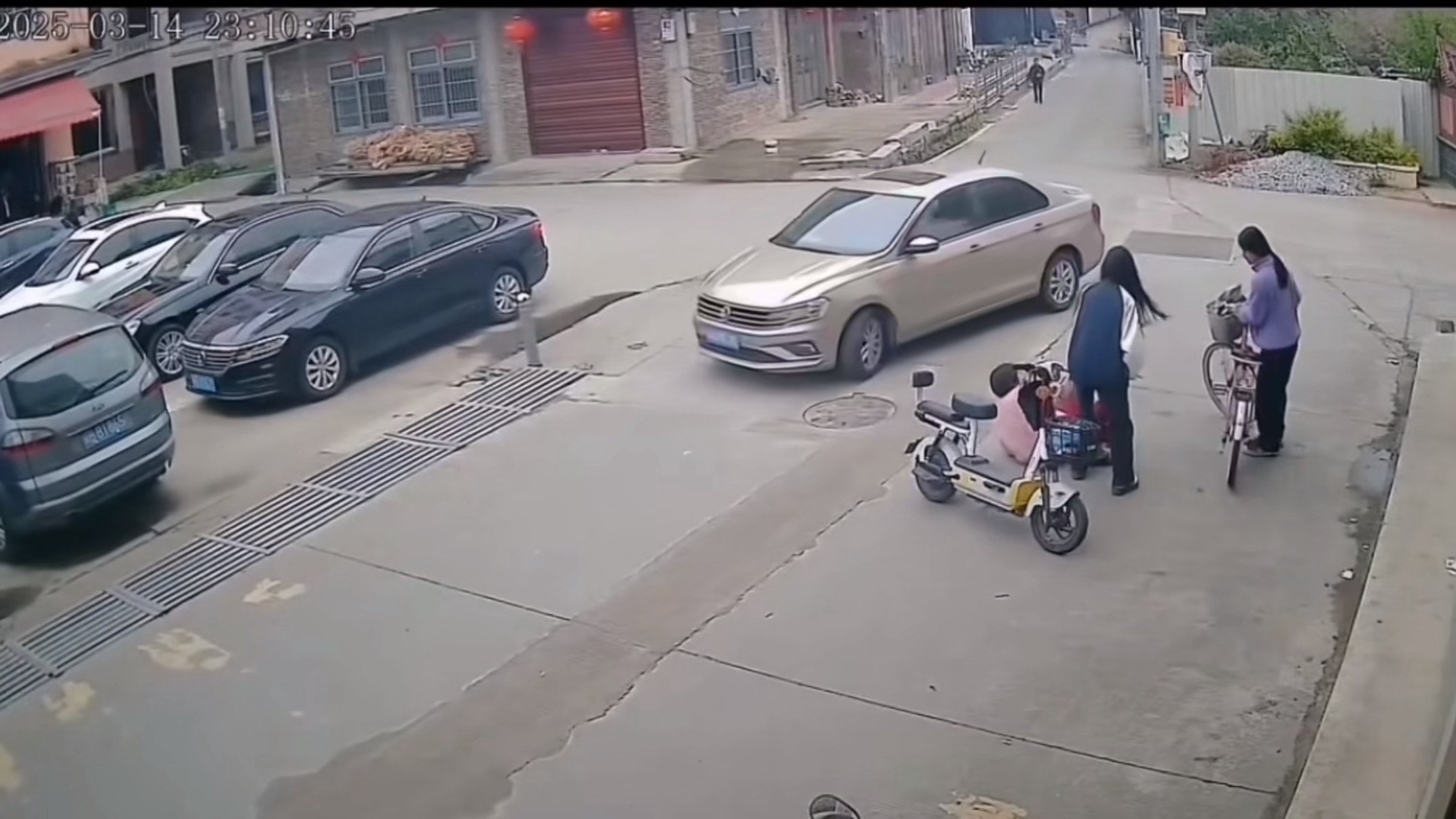 女生扶摔倒老人被索赔22万对方已撤诉虽然对方撤诉了，但我觉得有必要给这两位好心的