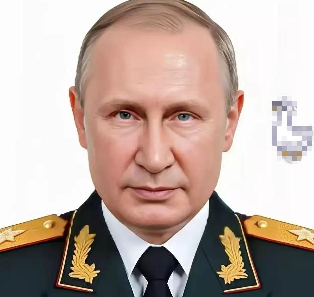 镜头怼在新罗西斯克港浓烟上的那一刻，我终于看懂了乌克兰这招的狠辣。一位跟踪战况的