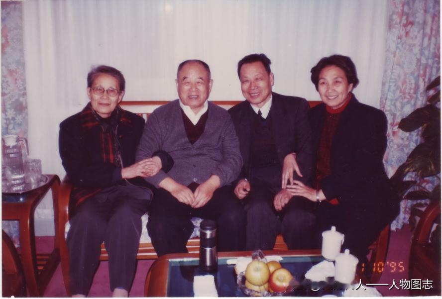 1995年，李德生与夫人曹云莲（左)、刘新增与夫人吴融(右)出席浙江东阳解放纪念