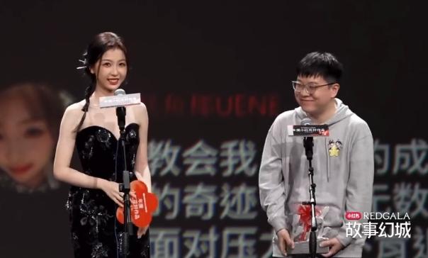 虞书欣王一栩将三搭我欲乘风！
王一栩已经自己忍不住透露和虞书欣三搭《我欲乘风》的