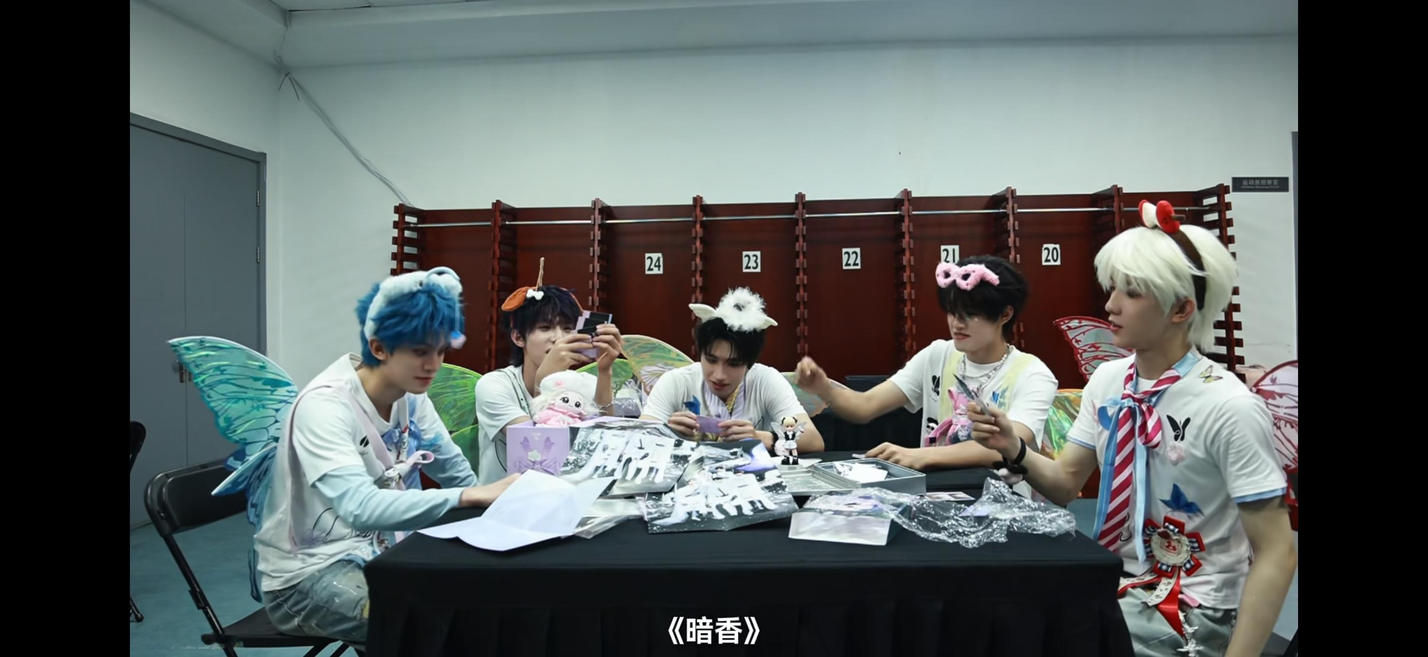 拿小卡打牌我老爹出的暗香