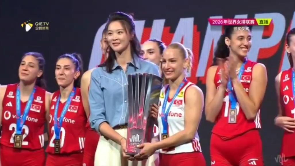 女排世联赛颁奖仪式上，让人浮想联翩的故事。
   1，中国女排前队长（奥运会冠军