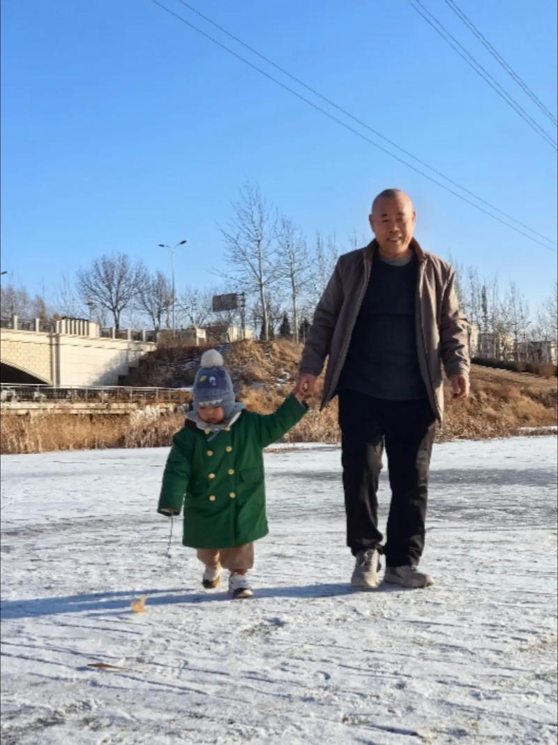 孙子出生后，他 1每月8号退休金一到账，就给儿媳转3000元，每年6月份，转给儿