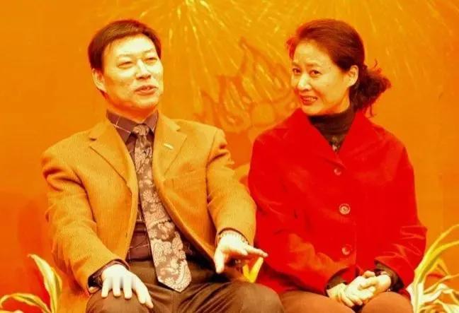 左面的演小品，感觉舞台痕迹太重，说话爱比划，好拉腔扯调，还一口一个“伙计伙计”的