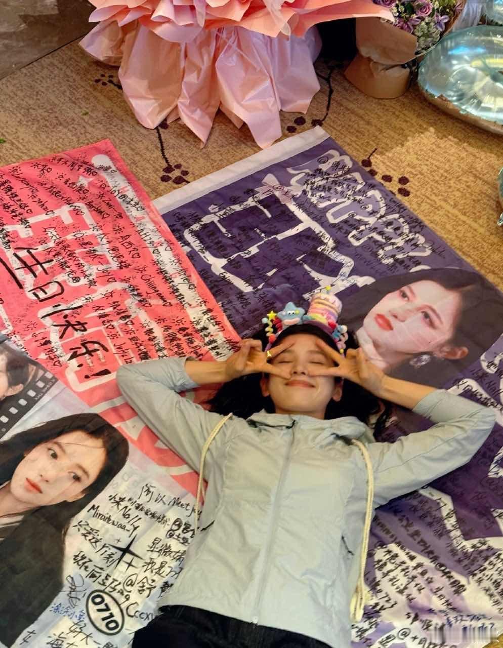 张婧仪晒26岁庆生照张婧仪晒26岁生日照26岁的张婧仪生日快乐🎂天天快乐 ​​