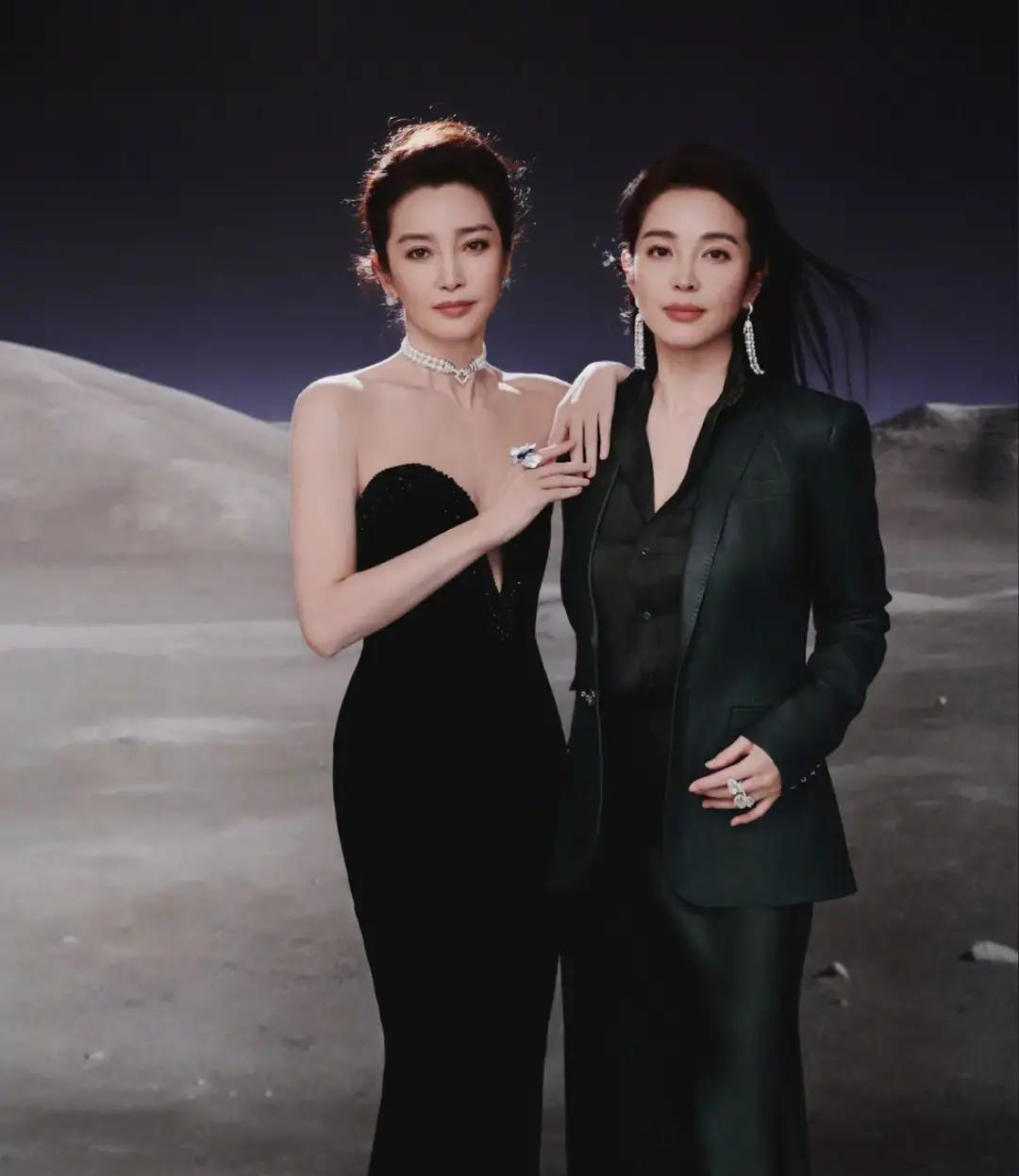 你是不是也盯着李冰冰那九宫格照片，眼睛都快贴屏幕上了？
姐妹俩长得一模一样，连数