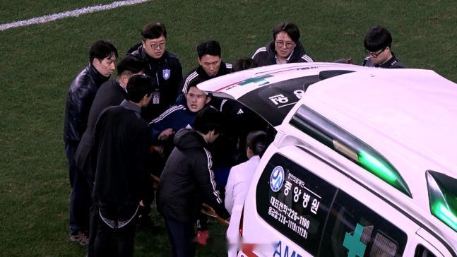 【蔚山HD王牌李东炅肋骨骨折，提前宣布赛季报销】据韩媒《韩联社》报道，蔚山HD国