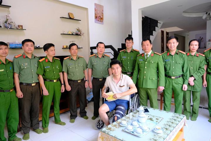 越南林同省逮捕了一名用撬棍打断警察队长腿的男子
据调查，2月19日（春节初三），