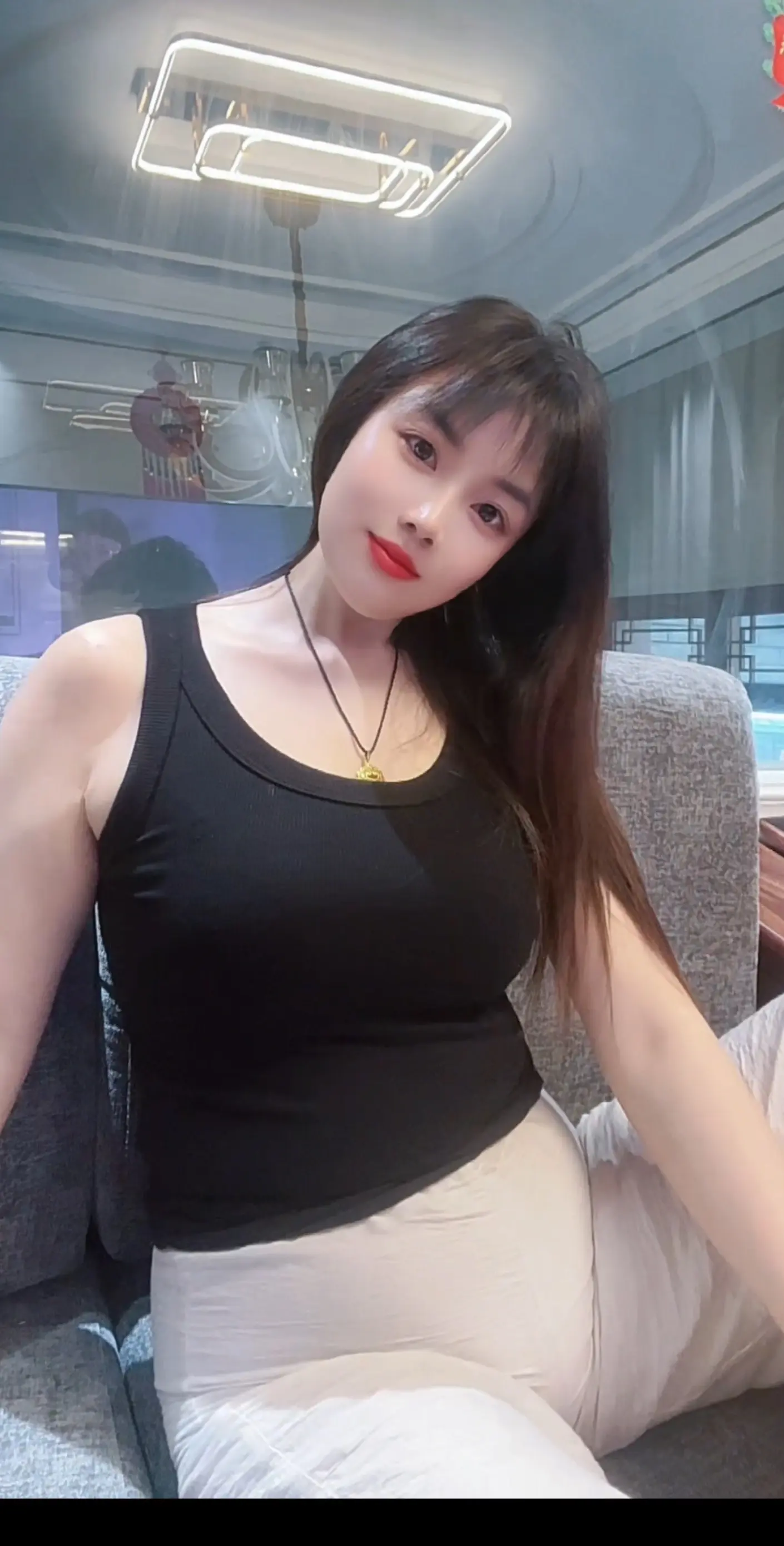 任何时候不要难为自己。如果你不快乐，那就出去走走，世界这么大，风景很美...