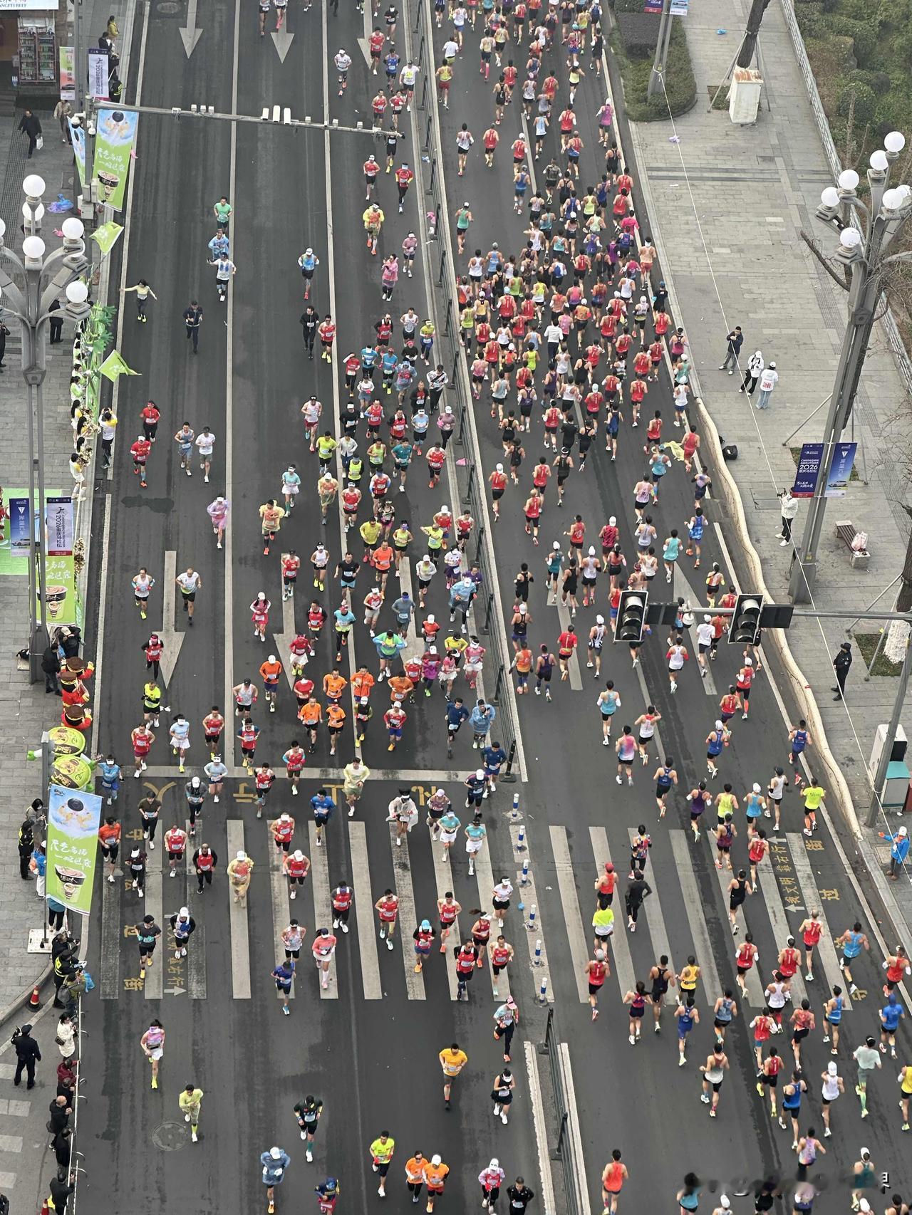 1月18日重庆马拉松赛火热开跑，现场气氛超级美女拉拉队太劲爆啦！啊啊啊！神龙见首