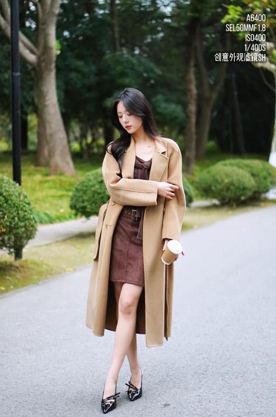 女孩子怎么穿搭既时尚又好看?
秋日的午后，阳光透过树叶洒下斑驳光影，她穿着驼色大