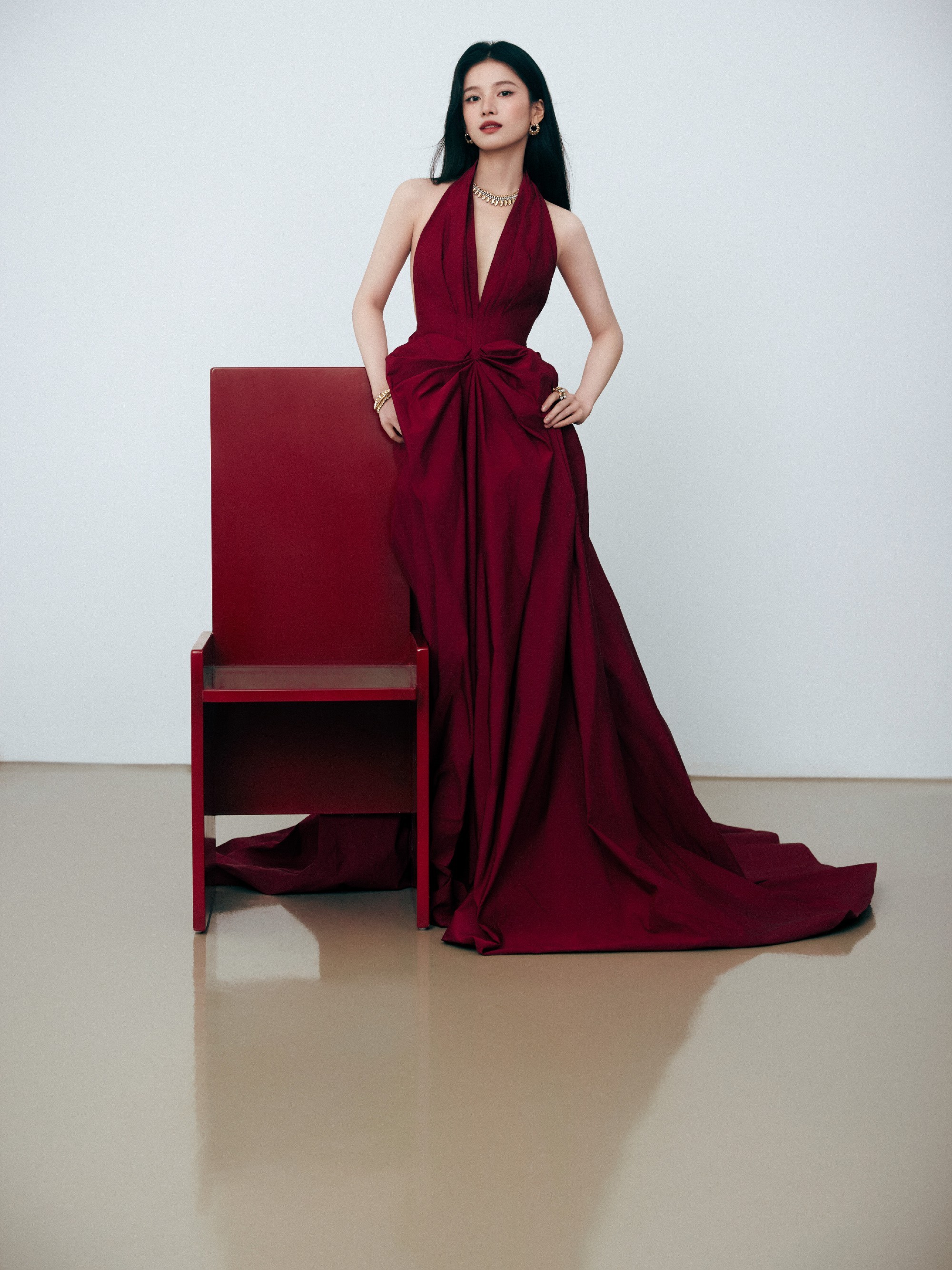 张婧仪丨VOGUE时尚之力盛会色露背礼服展现优越肩颈线条 ​​​