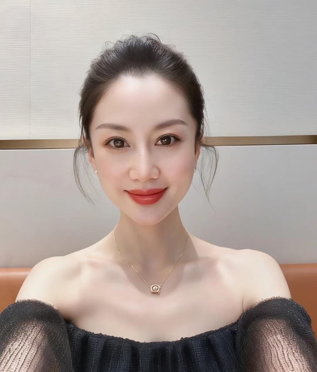 到了四十岁才算活明白，
我总习惯安分退让、默默等待，
到最后好处半点都轮不上自己
