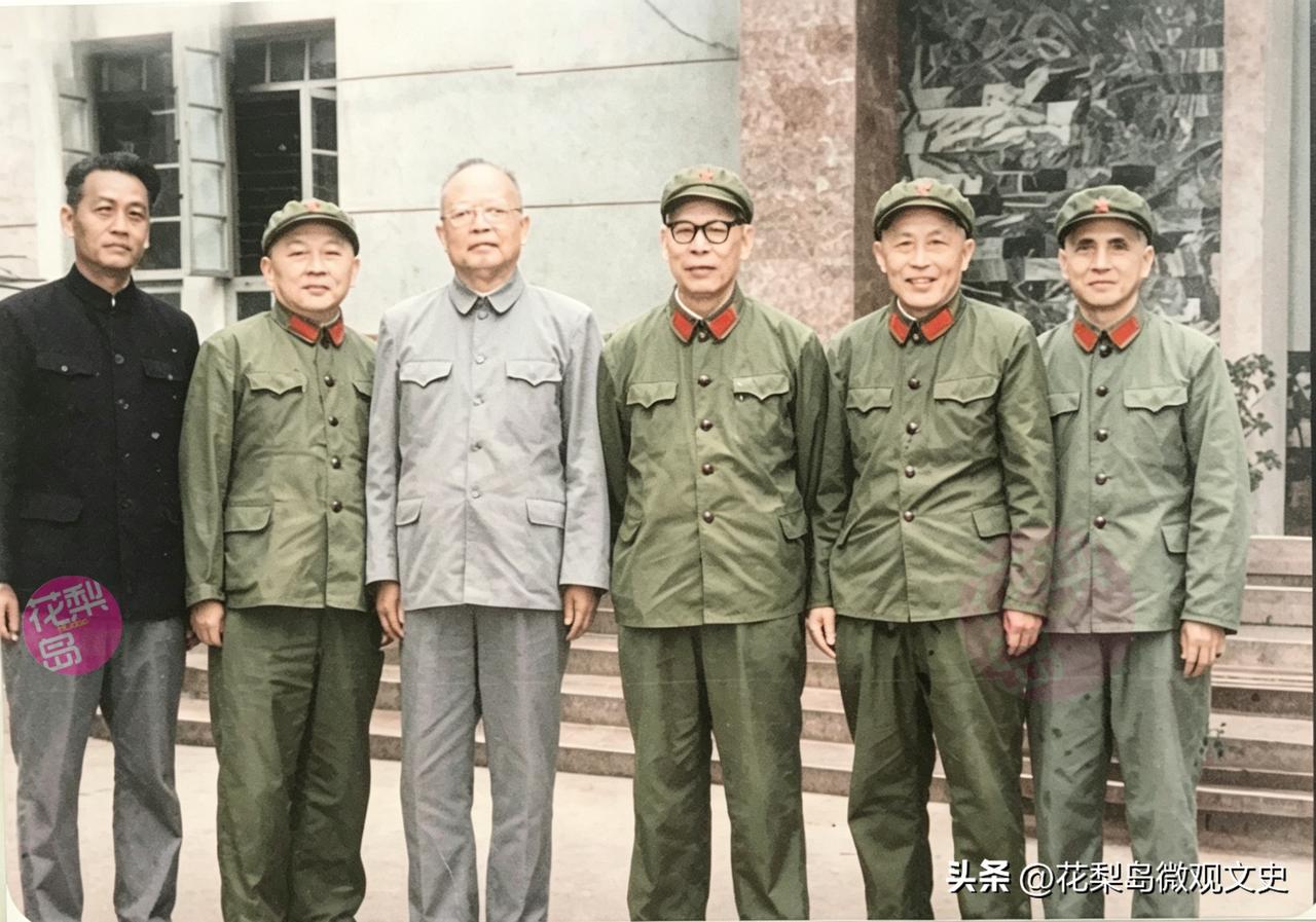 一张合影，致敬琼崖电波守护者！

这张八十年代的老照片，是琼崖纵队的领导与部分电