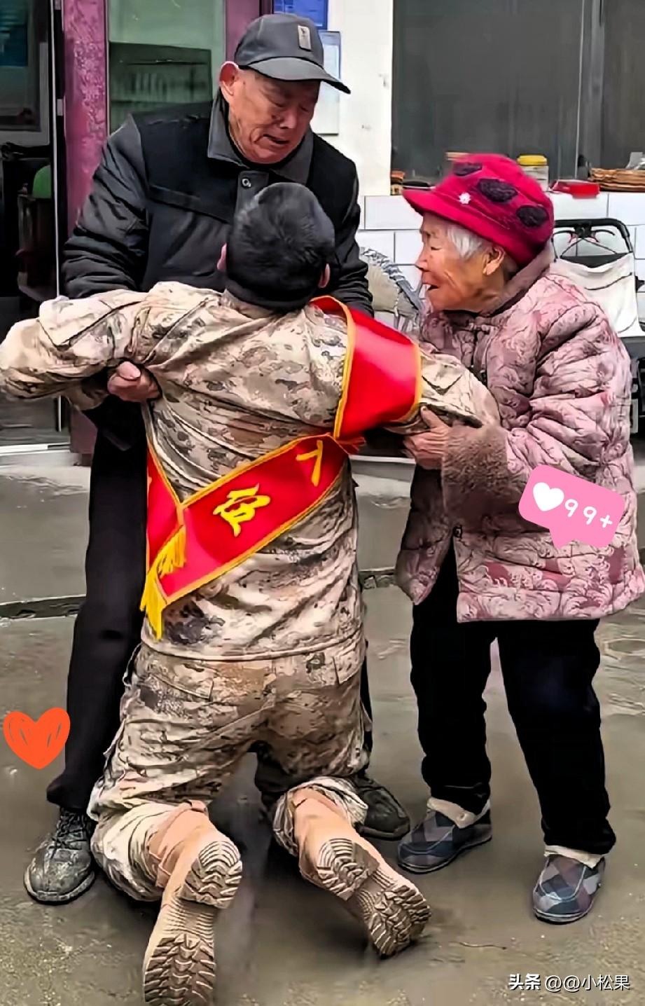 全网看哭！这一跪，跪出了孝心也扛起了家国担当！河南新兵张浩爽自幼失去双亲，全靠九