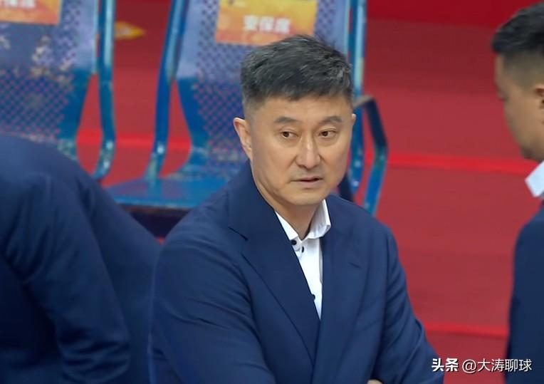 一人打爆广东男篮后卫线！庞峥麟你让杜峰脸往哪搁！你让徐杰、胡明轩脸往哪搁！