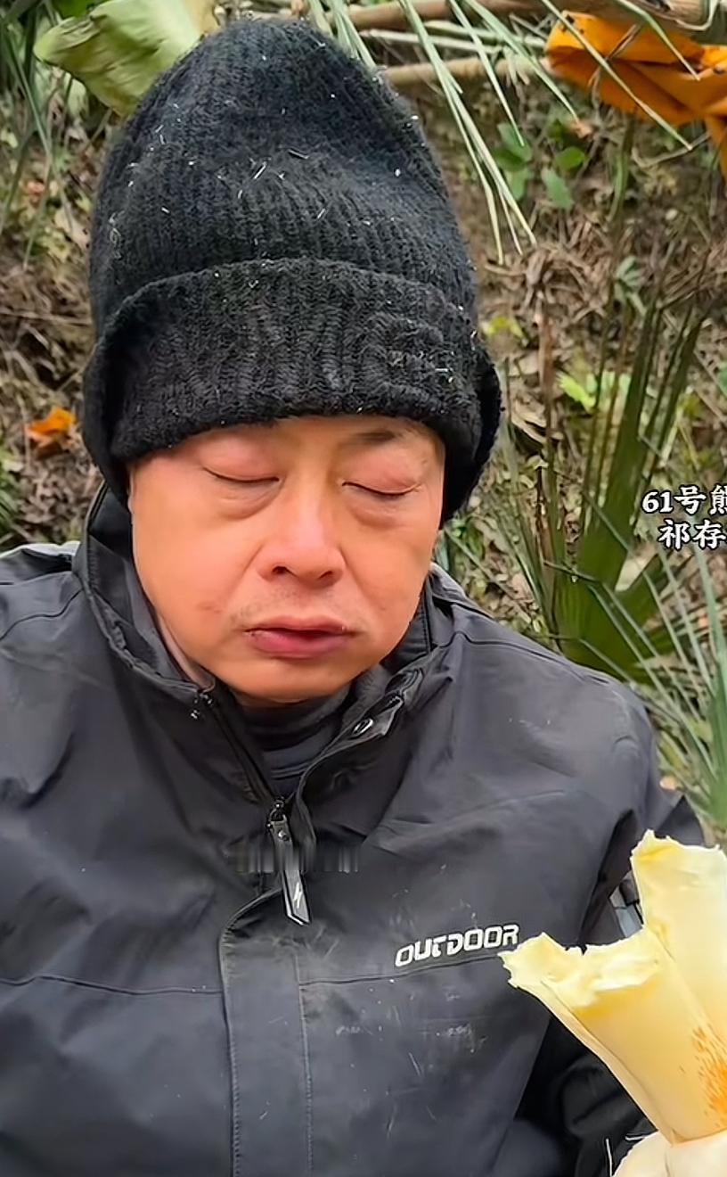 荒野熊二居然是个拆二代，家里面好几套房子，据说他家还有几个菜鸟驿站。
最开始来参