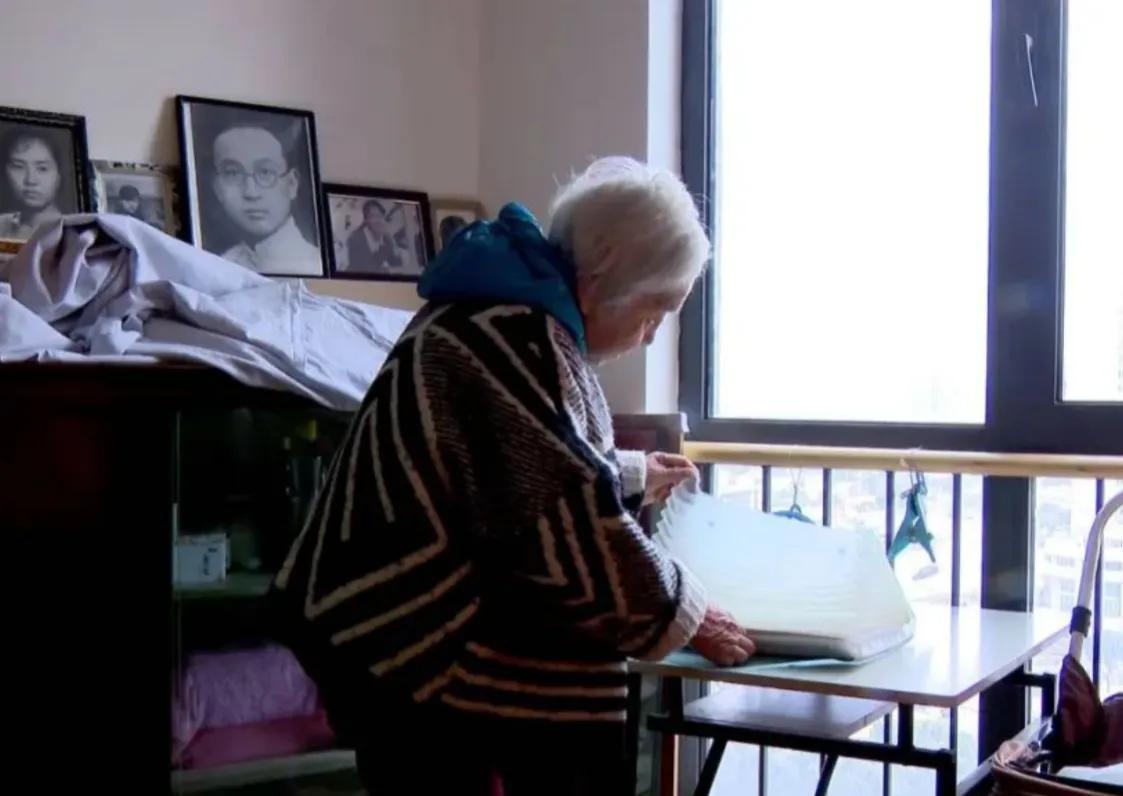 91岁老太太每月退休金一万多，手握几百万现金，每天却只花十块钱，36年不买衣服。